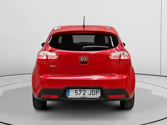 Usado Kia Rio 85 CV (62 kW) 2015 Rojo Berlina