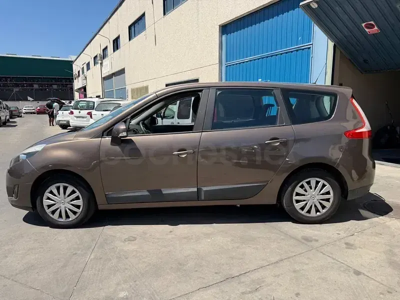Usado Renault Grand Scénic Expression 110 CV (80 kW) 2010 Beige Monovolumen