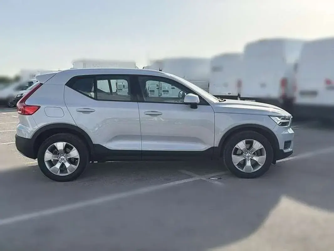 Usado Volvo XC40 Momentum 163 CV (119 kW) 2022 Blanco SUV