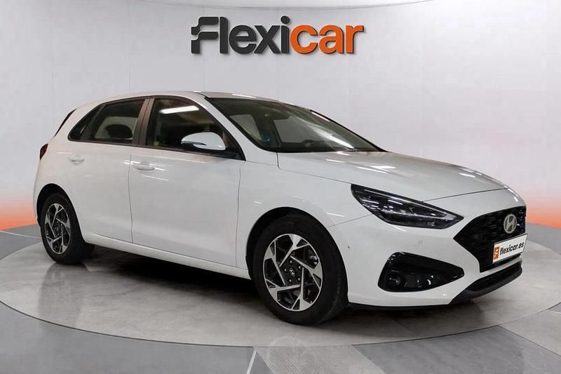 Blanco Usado 2024 Hyundai i30 Berlina | 17.490 € (Precio justo) - Imagen 1/4