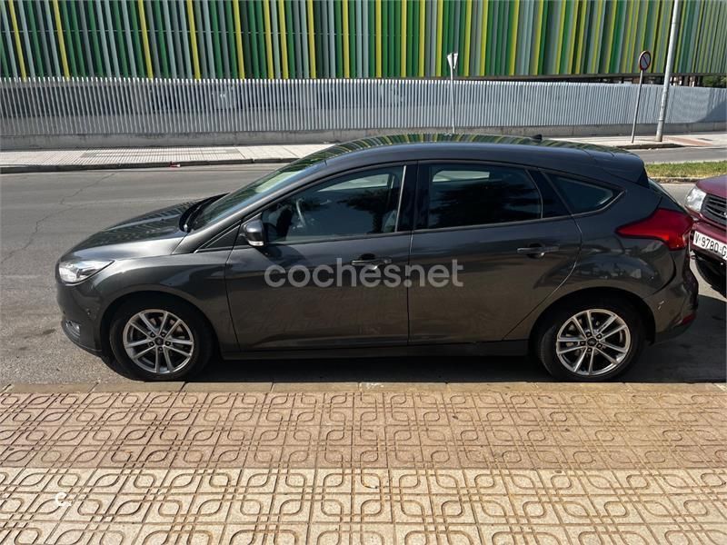 Gris / plata Usado 2015 Ford Focus Trend Berlina | 9750 € (Buen precio) - Imagen 1/4