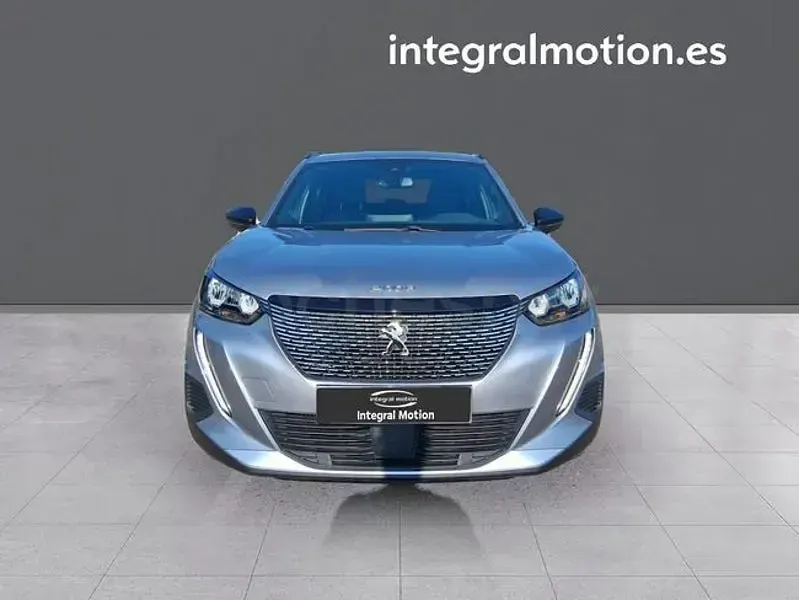 Usado Peugeot 2008 Allure 130 CV (95 kW) 2023 Gris / plata SUV