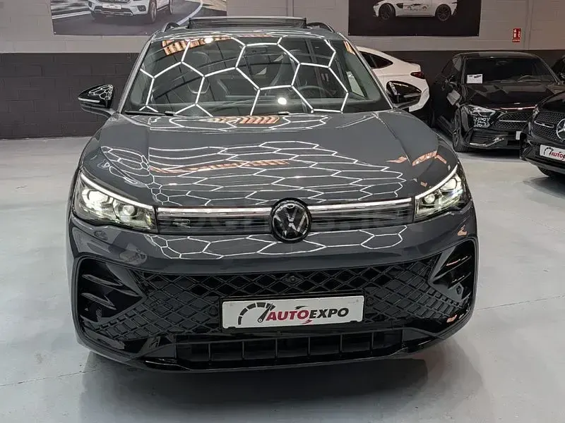 Usado VW Tiguan R-line 193 CV (141 kW) 2025 Gris / plata SUV