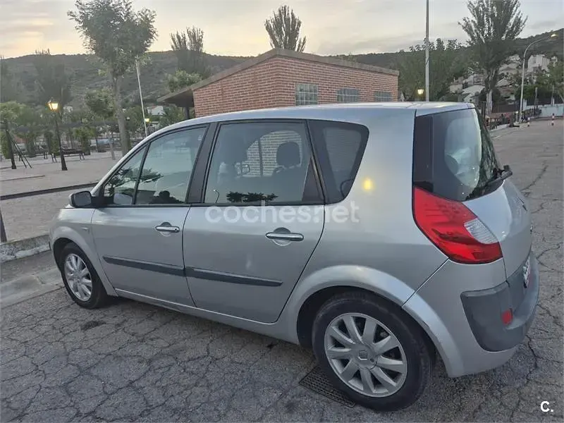 Usado Renault Scénic 110 CV (80 kW) 2008 Gris / plata Monovolumen