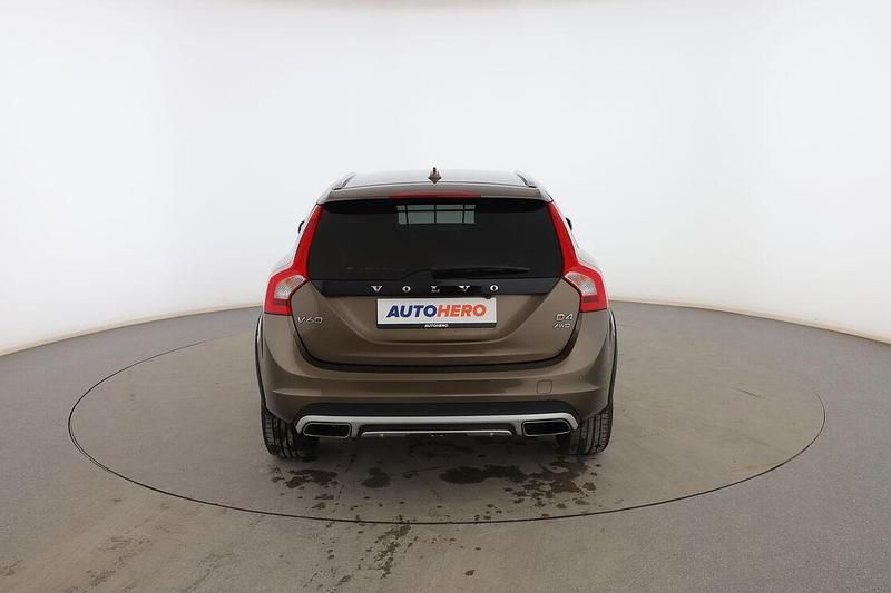 Usado Volvo V60 CC Pro 190 CV (139 kW) 2017 Marrón Familiar