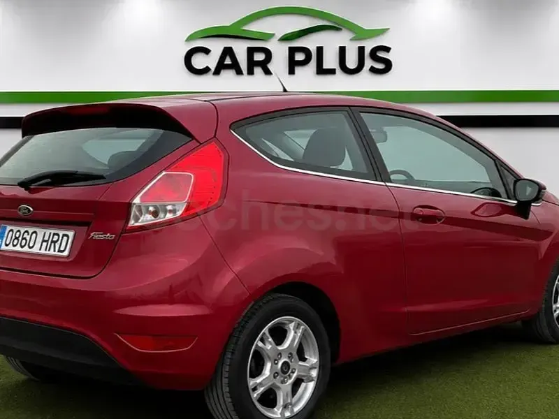 Usado Ford Fiesta Trend 95 CV (69 kW) 2013 Violeta / lila Berlina
