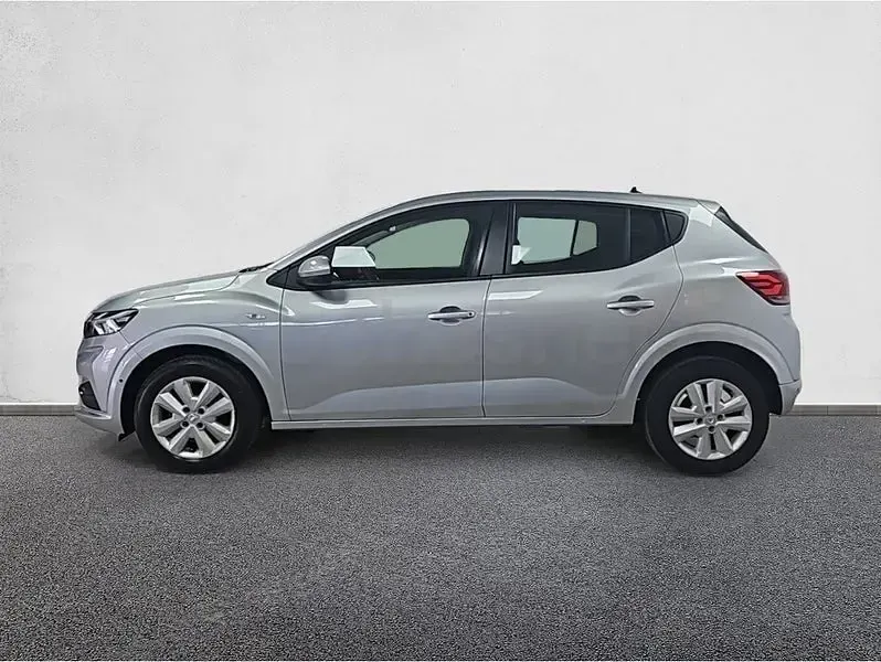 Usado Dacia Sandero Comfort 91 CV (66 kW) 2022 Gris / plata Berlina