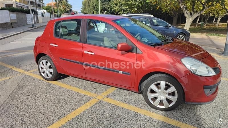 Usado Renault Clio II Privilege 105 CV (77 kW) 2008 Rojo Berlina