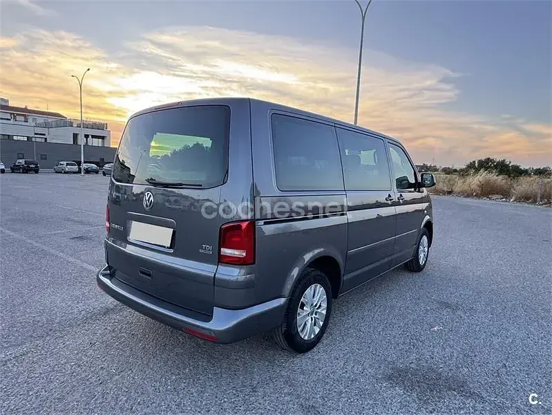 Usado VW Caravelle Comfortline 114 CV (83 kW) 2015 Gris / plata Van