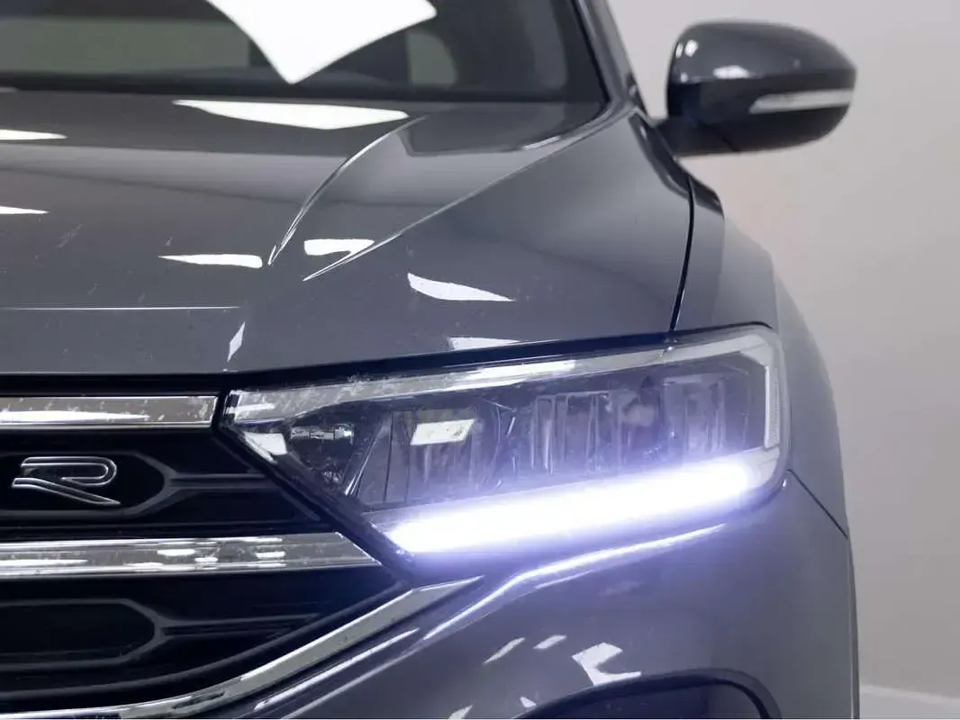 Usado VW T-Roc R-line 150 CV (110 kW) 2022 Gris SUV