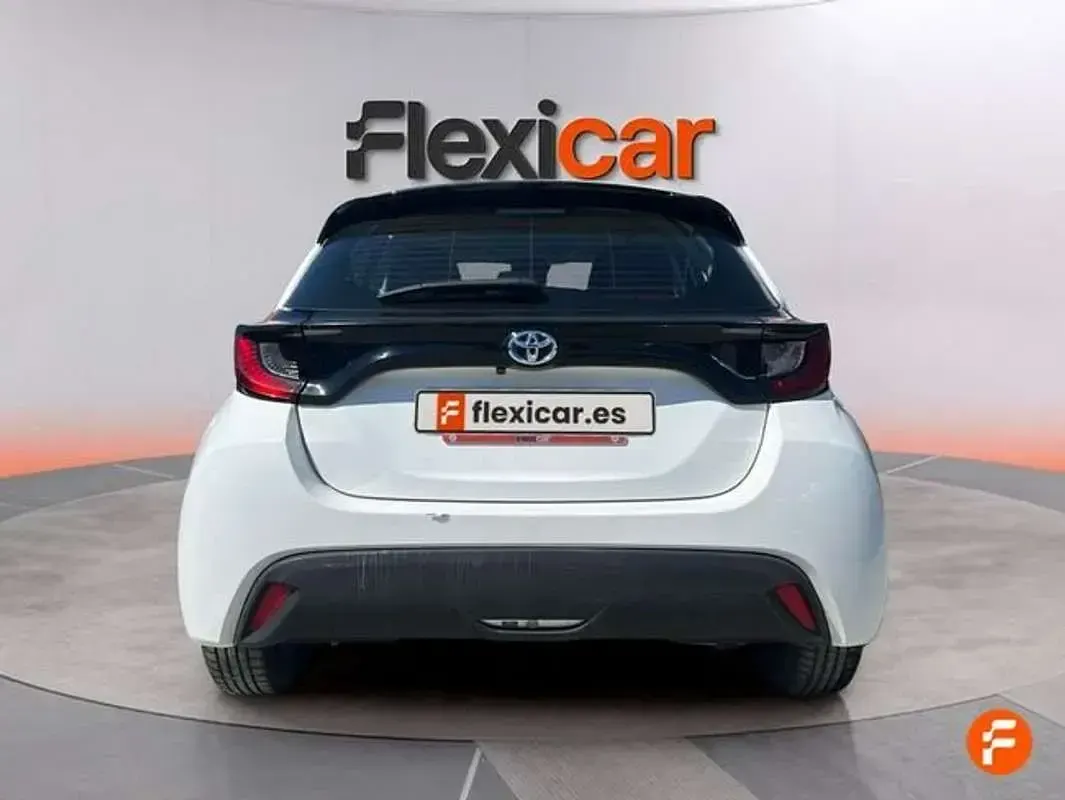 Usado Toyota Yaris Hybrid Business Edition 116 CV (85 kW) 2022 Blanco Utilitario