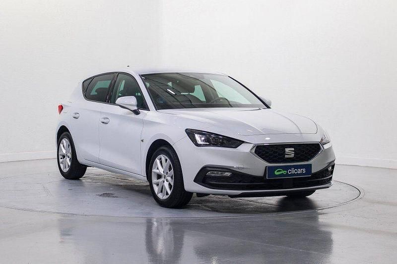 Usado Seat Leon Style 110 CV (80 kW) 2021 Blanco Berlina