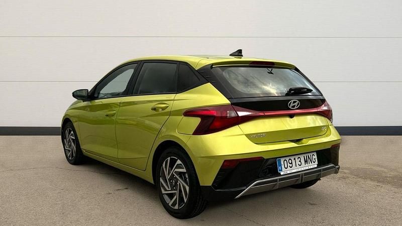 Usado Hyundai i20 100 CV (73 kW) 2024 Verde Utilitario