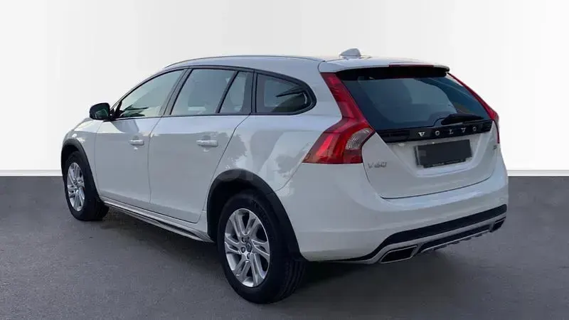 Usado Volvo V60 CC Momentum 150 CV (110 kW) 2017 Blanco Familiar