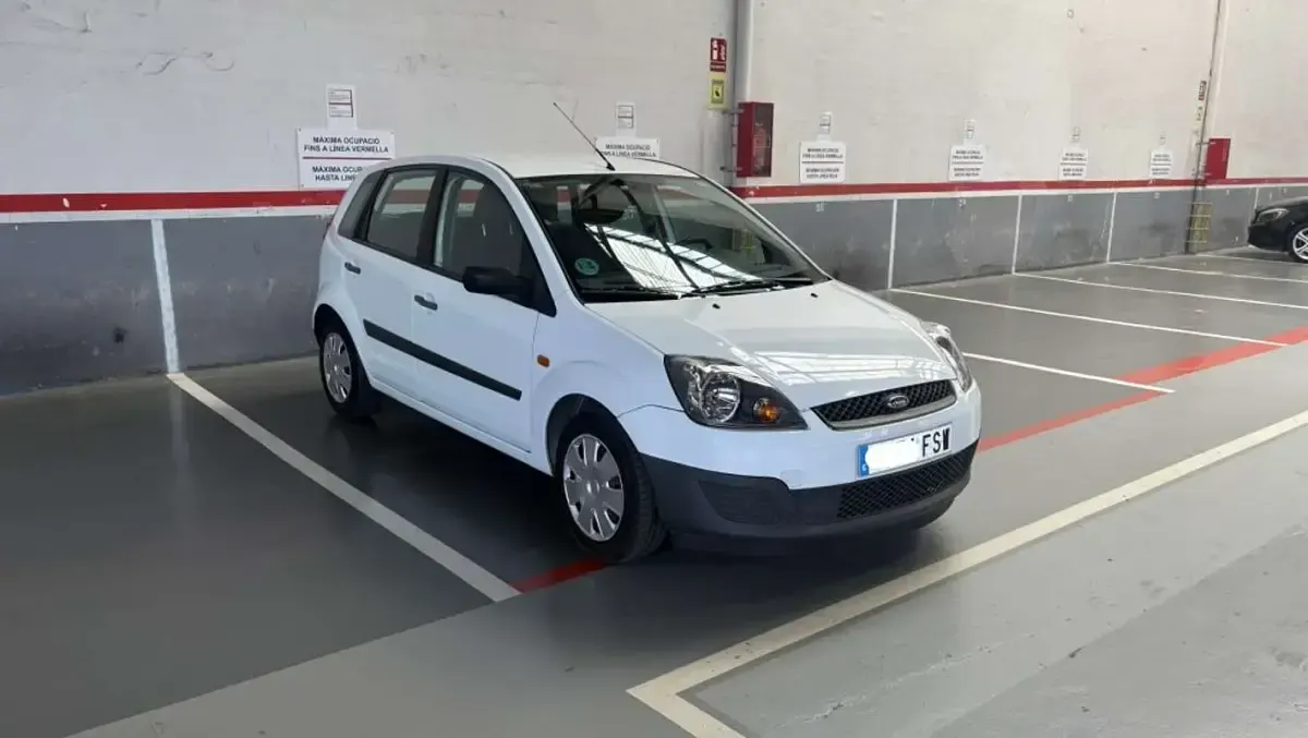Usado Ford Fiesta Ambiente 69 CV (50 kW) 2007 Blanco Utilitario
