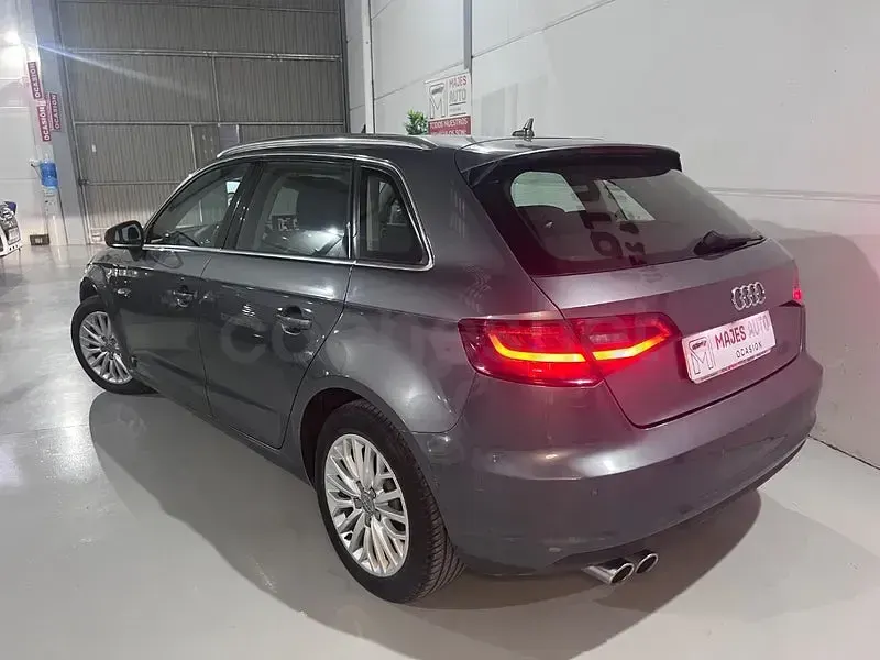 Usado Audi A3 Attraction 150 CV (110 kW) 2014 Gris / plata Berlina