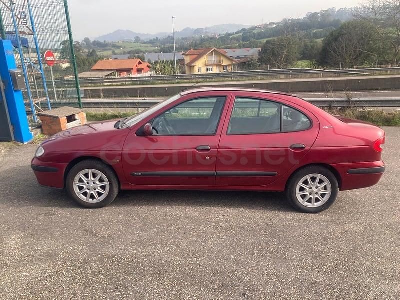 Usado Renault Mégane Authentique 110 CV (80 kW) 2000 Granate Berlina