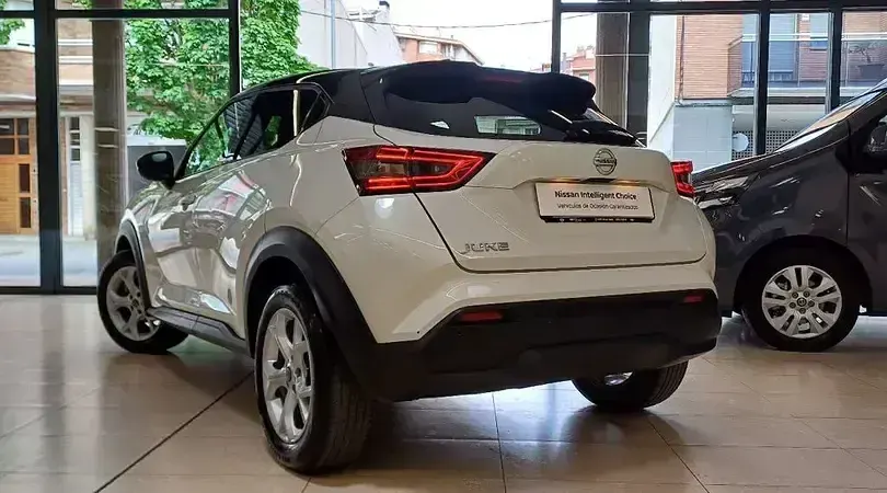 Usado Nissan Juke N-Connecta 114 CV (83 kW) 2020 Lunar white (metalizado) techo SUV
