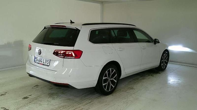 Usado VW Passat Executive 150 CV (110 kW) 2022 Blanco Familiar