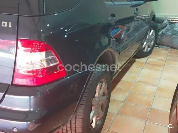 Usado Mercedes ML270 163 CV (119 kW) 2003 Negro SUV