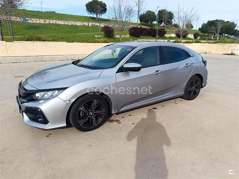 Usado Honda Civic Elegance 126 CV (92 kW) 2019 Gris / plata Berlina