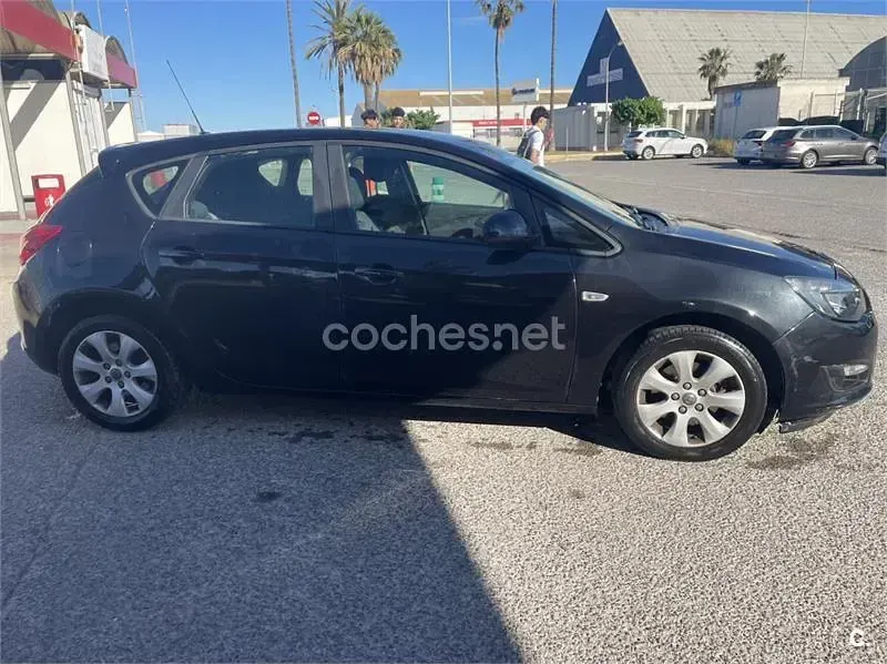 Usado Opel Astra Selective 110 CV (80 kW) 2014 Negro Berlina