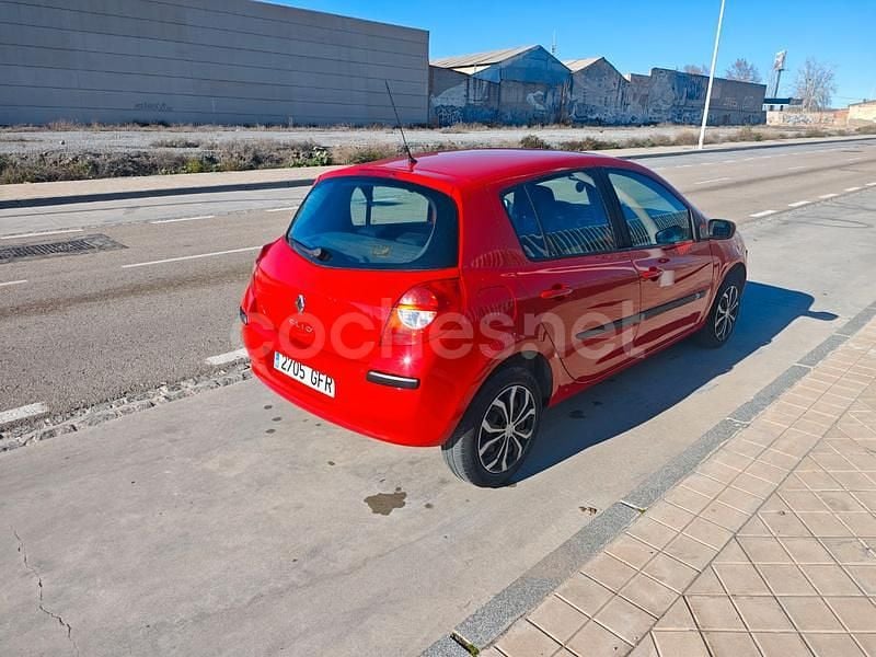 Usado Renault Clio II 75 CV (55 kW) 2008 Rojo Berlina