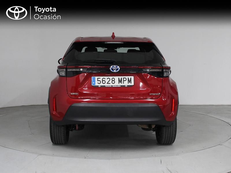 Usado Toyota Yaris Hybrid Active 116 CV (85 kW) 2024 Rojo