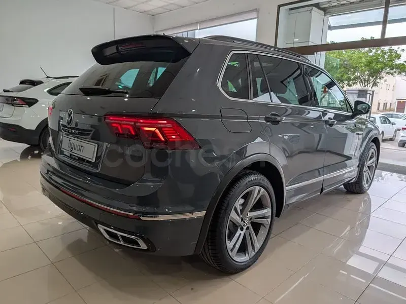 Usado VW Tiguan R-line 150 CV (110 kW) 2022 Gris / plata SUV