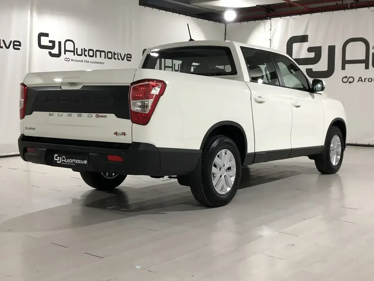 Usado SsangYong Musso 202 CV (148 kW) 2023 Blanco Pickup/Camioneta