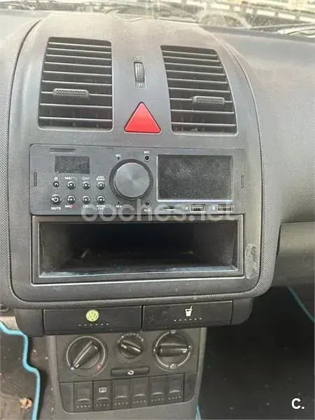 Usado VW Polo Trendline 60 CV (44 kW) 2001 Gris / plata Utilitario