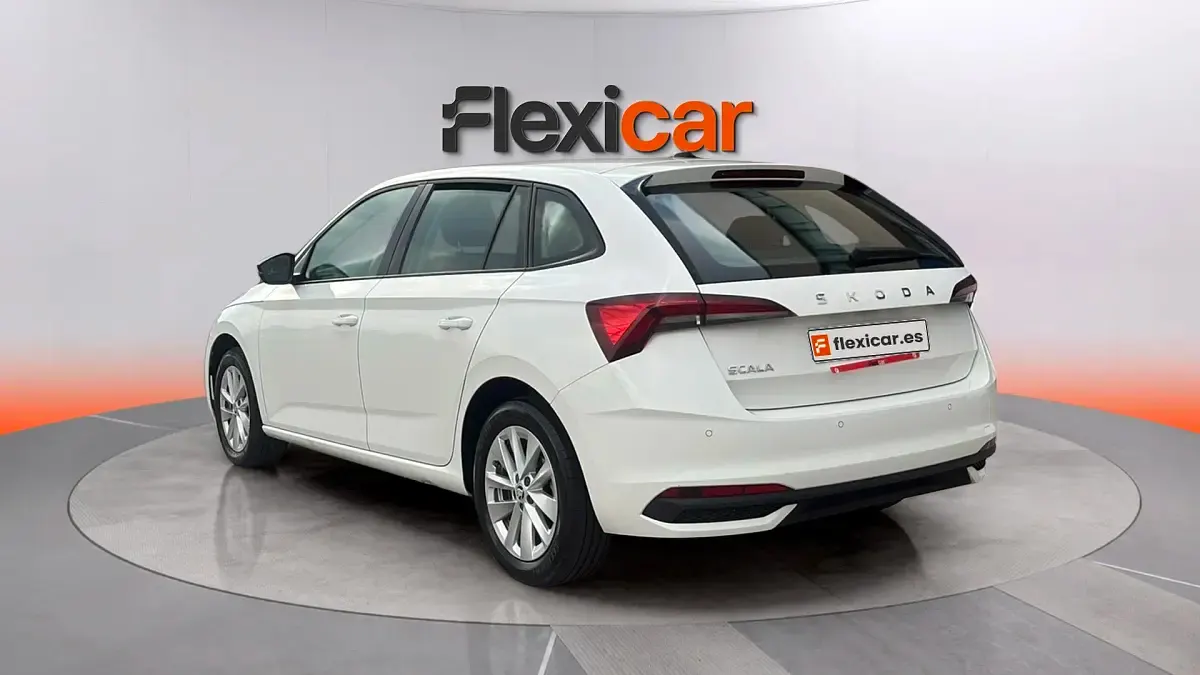 Usado Skoda Scala Essence 95 CV (69 kW) 2024 Blanco Utilitario