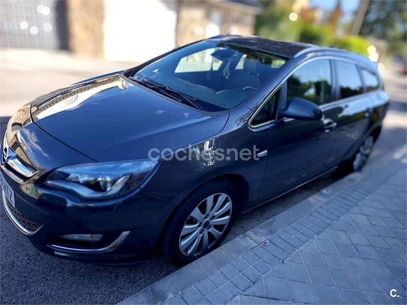 Usado Opel Astra Excellence 130 CV (95 kW) 2013 Marrón Familiar