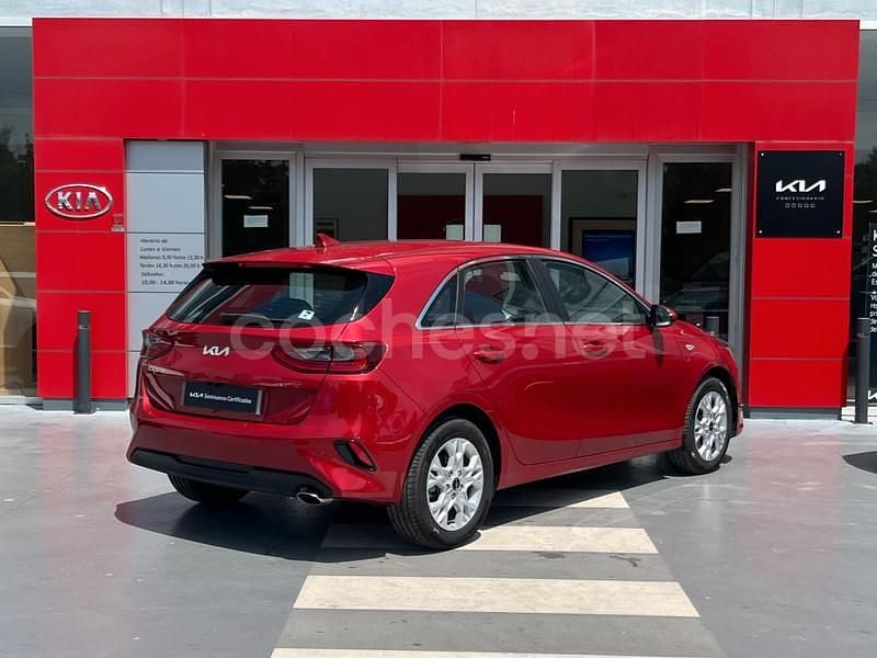 Usado Kia Ceed 120 CV (88 kW) 2024 Rojo Utilitario