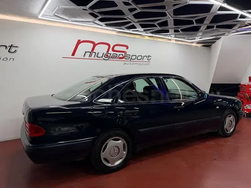Usado Mercedes E240 Elegance 170 CV (125 kW) 1998 Azul Berlina