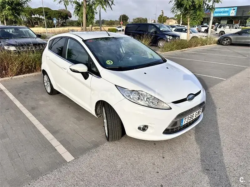 Usado Ford Fiesta Titanium 95 CV (69 kW) 2010 Blanco Berlina