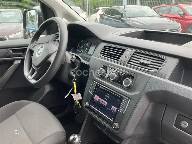Usado VW Caddy Trendline 102 CV (75 kW) 2018 Blanco Monovolumen