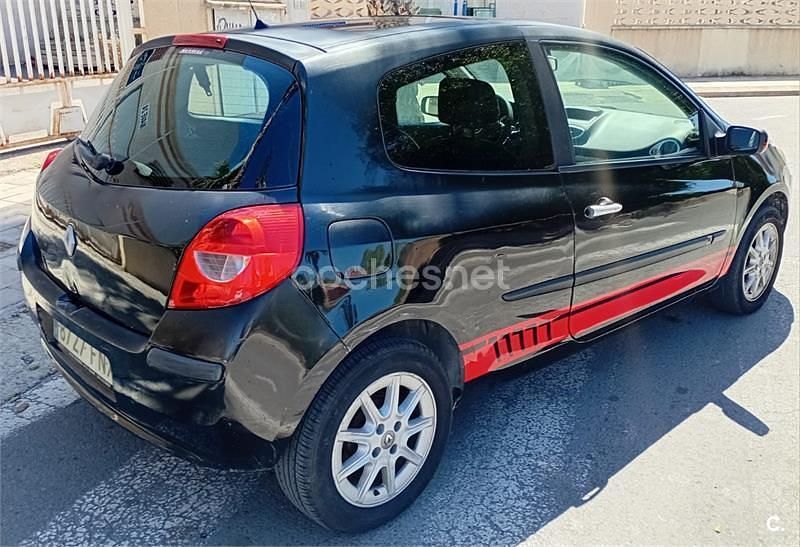 Usado Renault Clio II Dynamique 110 CV (80 kW) 2007 Negro Berlina