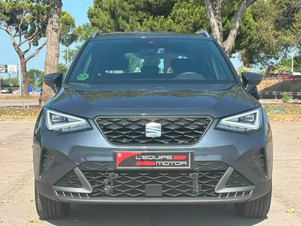 Usado Seat Arona FR 115 CV (84 kW) 2025 Gris / plata SUV