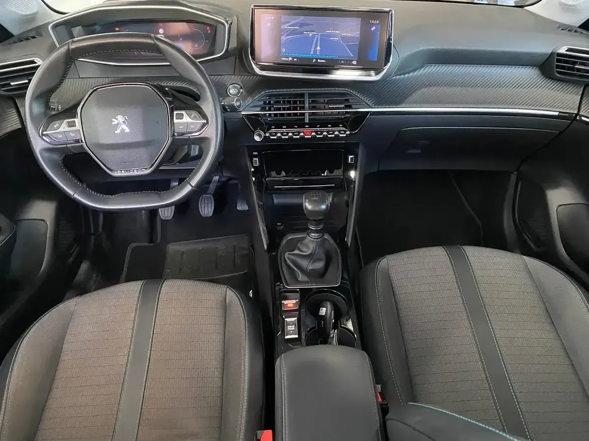 Usado Peugeot 208 Allure 102 CV (75 kW) 2020 Blanco Utilitario