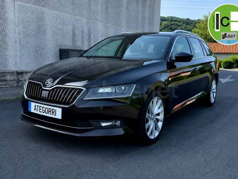 Usado Skoda Superb Style 150 CV (110 kW) 2018 Violeta / lila Familiar