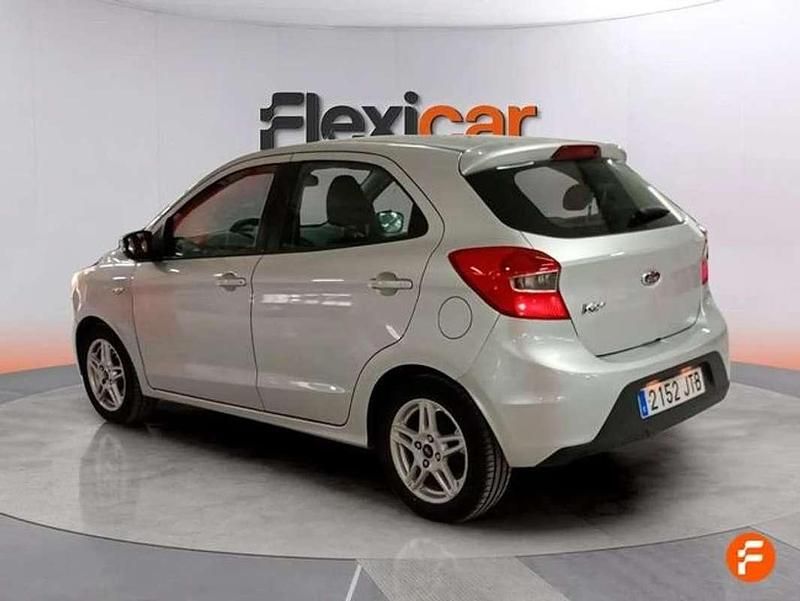 Usado Ford Ka Plus 69 CV (50 kW) 2016 Gris Utilitario