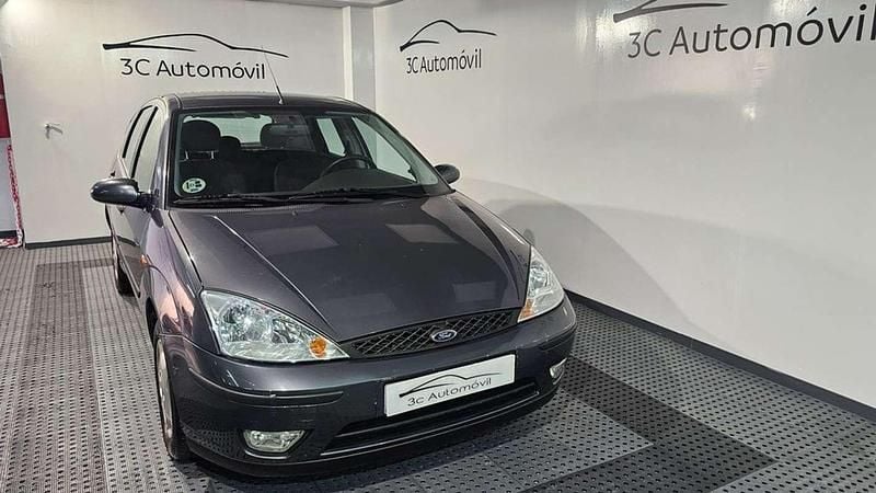 Usado Ford Focus Ambiente 99 CV (72 kW) 2004 Gris Berlina