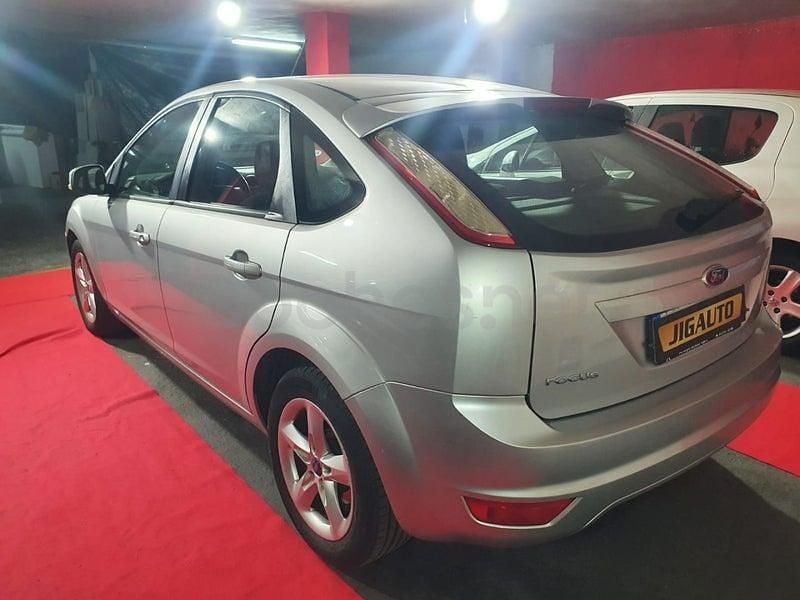 Usado Ford Focus Titanium 136 CV (100 kW) 2010 Gris / plata Berlina