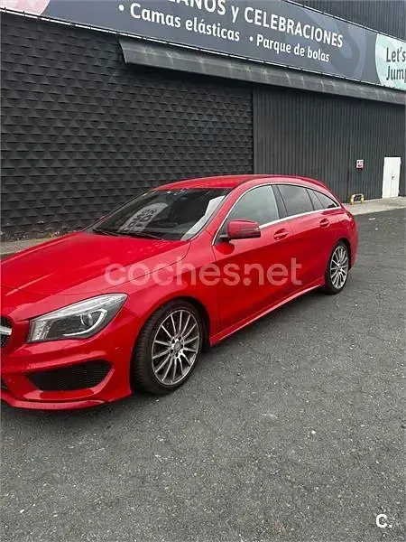 Usado Mercedes CLA220 Shooting Brake AMG line 177 CV (130 kW) 2015 Rojo Familiar