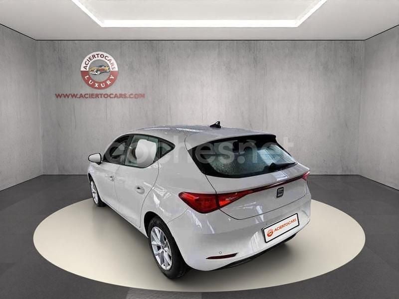 Usado Seat Leon Style 130 CV (95 kW) 2021 Blanco Berlina