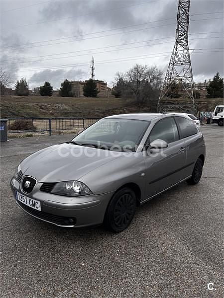 Usado Seat Ibiza 100 CV (73 kW) 2003 Gris / plata Utilitario