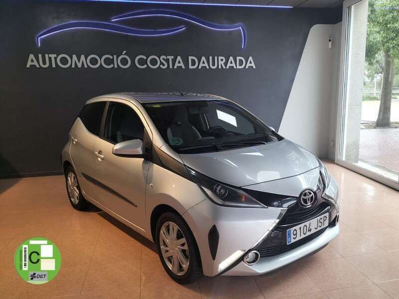 Plateado Usado 2016 Toyota Aygo X-play Utilitario | 8900 € (Un poco caro) - Imagen 1/4