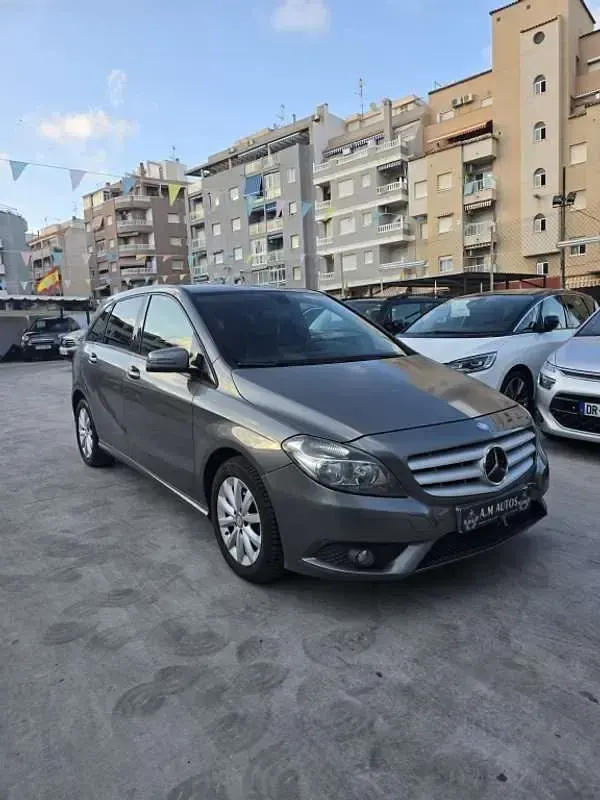 Usado Mercedes B180 109 CV (80 kW) 2013 Gris Utilitario