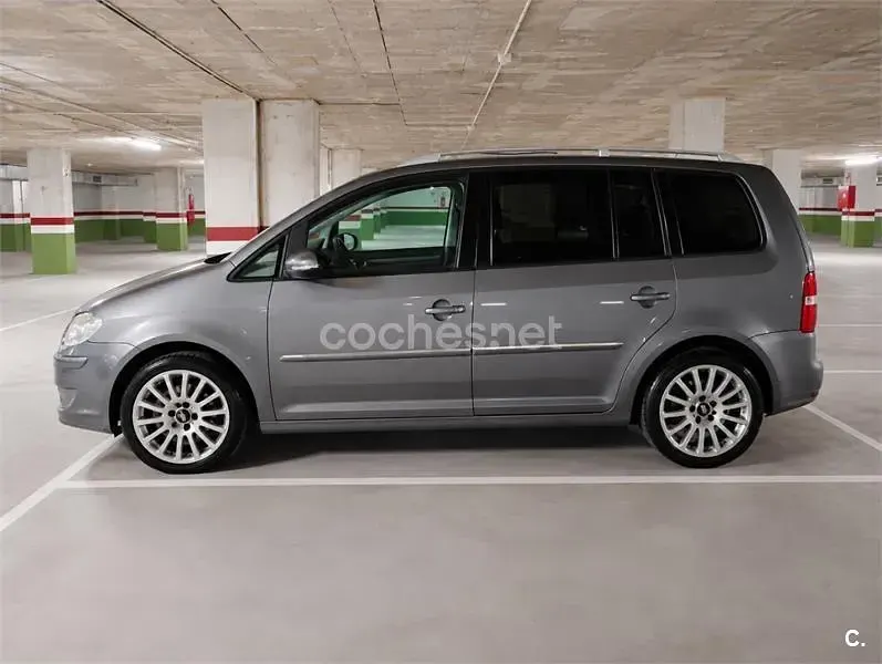 Usado VW Touran 140 CV (102 kW) 2010 Gris / plata Monovolumen